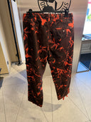 Pantalon cargo imprimé camouflage abstrait noir et rouge