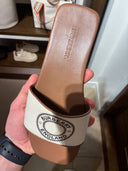 Mules plates en toile à logo circulaire