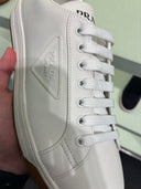 Sneakers en cuir blanc et beige sable
