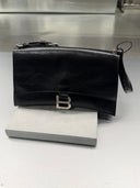 Sac sling en cuir noir effet froissé à fermoir monogramme argenté