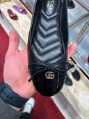 Ballerines vernies à nœud monogrammé noires