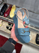 Sandales compensées denim bleu et détail mors métallique