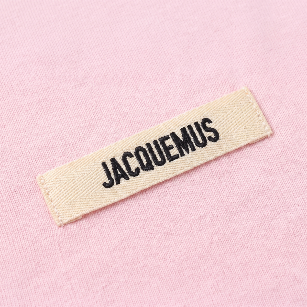 Le t-shirt Gros Grain Jacquemus – détail du logo