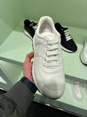 Sneakers en cuir blanc à lacets ton sur ton
