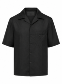 Chemise à manches courtes en tissu technique noir avec logo triangulaire ton sur ton