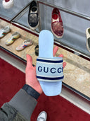 Mules plates logo brodé bleu ciel et bleu marine