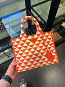 Cabas en toile imprimée géométrique orange corail et écru
