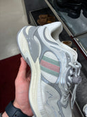 Sneakers runner oversize Web Stripe gris perle et blanc