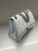 Sac porté épaule Crush Chain Medium en denim matelassé bleu clair