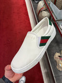 Chaussures sans lacets slip-on blanches bande Web verte et rouge