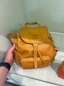 Sac à dos en cuir souple moutarde à poches multiples