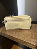 Trousse de toilette en nylon beige sable avec logo appliqué