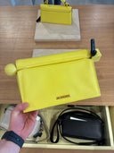 Pochette longue en cuir jaune