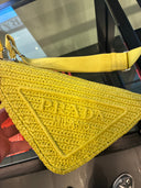 Sac banane triangulaire en raphia tressé jaune citron à bandoulière ajustable