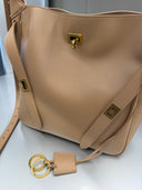 Sac hobo en cuir lisse beige latte avec bandoulière ajustable