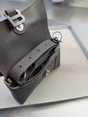Sac bandoulière en cuir grainé gris anthracite à fermoir métallique