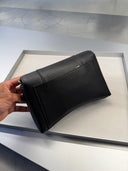 Sac bandoulière en cuir grainé noir à fermoir métallique