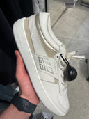 Sneakers basses en cuir blanc et daim beige à lacets satinés