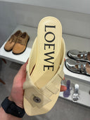 Sandales plates à entredoigt en cuir nappa beige
