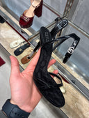 Sandales à talon noires satinées monogramme GG à bride cristallisée