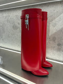 Bottes hautes à cadenas en cuir rouge