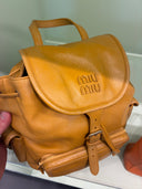 Sac à dos en cuir souple moutarde à poches multiples