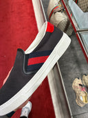Chaussures sans lacets slip-on noires bande Web bleu et rouge