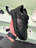 Sneakers runner en cuir noir monogramme
