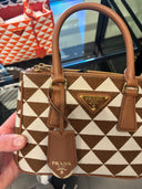 Sac à main géométrique en toile tressée marron et écru
