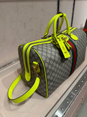 Sac de voyage GG Supreme beige et jaune fluo avec bande Web