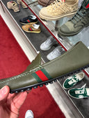Mocassins en cuir kaki avec bande Web