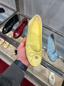 Ballerines vernies à nœud monogrammé jaune pastel