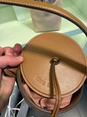 Sac seau cylindrique en cuir caramel