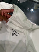 T-shirt en coton avec logo triangulaire noir et empiècements nylon blanc