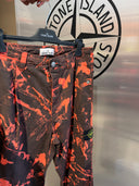 Pantalon cargo imprimé camouflage abstrait noir et rouge
