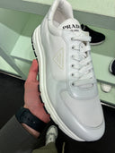 Sneakers en cuir blanc à semelle oversize contrastante