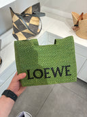 Cabas tressé en raphia vert avec logo brodé