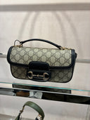 Sac baguette monogrammé à mors Horsebit noir et beige