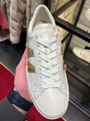 Sneakers en cuir blanc à détails métallisés dorés