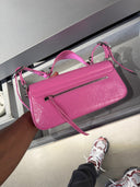 Le Cagole Sling Bag en cuir froissé rose
