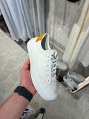 Sneakers basses en cuir blanc et jaune