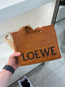 Mini cabas tressé en raphia avec logo contrastant