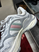 Sneakers runner oversize Web Stripe gris perle et blanc
