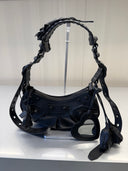 Le Cagole Shoulder Bag XS en cuir noir avec détails roses
