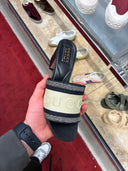 Mules à talon monogrammées en maille beige et noir