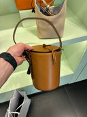 Sac seau cylindrique en cuir caramel