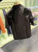 Chemise à manches courtes en tissu technique noir avec logo triangulaire ton sur ton