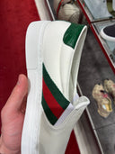 Chaussures sans lacets slip-on blanches bande Web verte et rouge