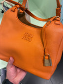 Sac porté épaule en cuir grainé orange abricot