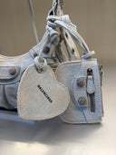 Le Cagole Shoulder Bag XS en denim délavé bleu ciel à cristaux